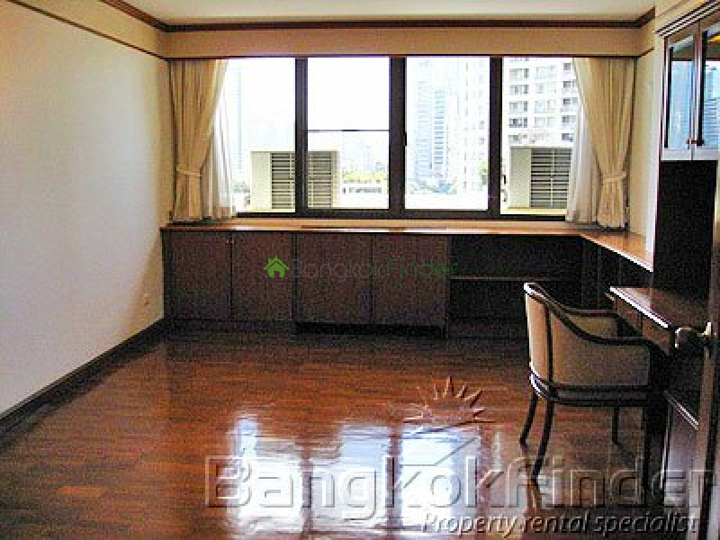 Ploenchit-Chidlom, Ploenchit, Bangkok, Thailand, 3 Bedrooms Bedrooms, ,4 BathroomsBathrooms,Condo,For Rent,Garden View,Ploenchit-Chidlom,1350