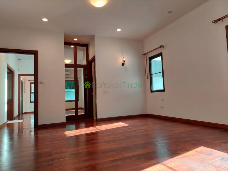 Phetburi, Phetburi, Bangkok, Thailand, 4 Bedrooms Bedrooms, ,5 BathroomsBathrooms,House,For Rent,Phetburi,1637