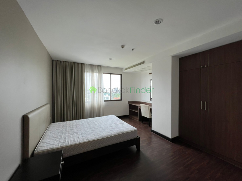 Ekamai, Bangkok, Thailand, 3 Bedrooms Bedrooms, ,3 BathroomsBathrooms,Condo,For Rent,Charoenjai Place,4666