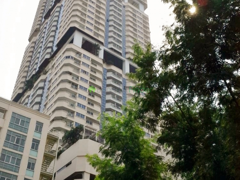 30 Sukhumvit,Sukhumvit,Bangkok,Thailand,2 Bedrooms Bedrooms,2 BathroomsBathrooms,Condo Building,Sukhumvit,4943,Waterford Diamond Sukhumvit Soi 30 

If there is a grand old dame of the condominium market in Bangkok, then the magnificent Waterford Diamond Condominium Tower is she, a towering high-rise building on Sukhumvit Soi 30/1, adjacent to the Philippines Embassy and standing back some 50 metres from Sukhumvit Road. 