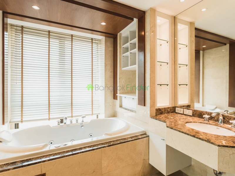 Chitlom, Ploenchit, Bangkok, Thailand, 5 Bedrooms Bedrooms, ,5 BathroomsBathrooms,Condo,For Rent,Baan Navarang,Chitlom,5428