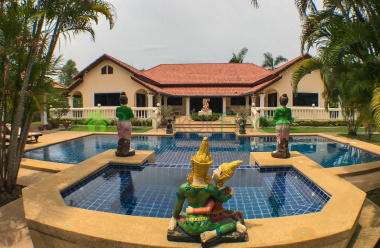 4 Bedroom 5 Bath House Sale, Bang Lamung Pattaya, ranch style home 4 Bedroom 5 Bath House Sale, Bang Lamung Pattaya, ranch style home