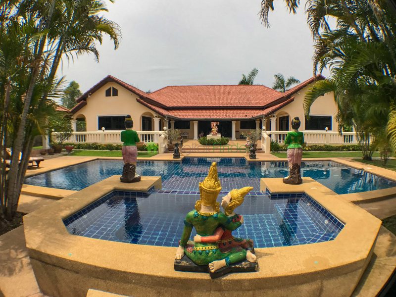 4 Bedroom 5 Bath House Sale, Bang Lamung Pattaya, ranch style home
