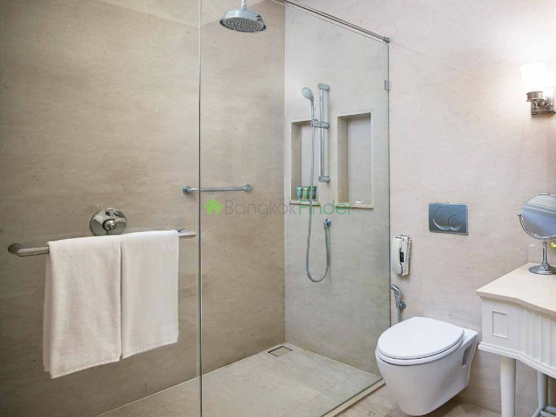 1 bedroom apartment for rent or sale 2 bedrooms for sale or rent at the oriental Residence in Bangkok. 