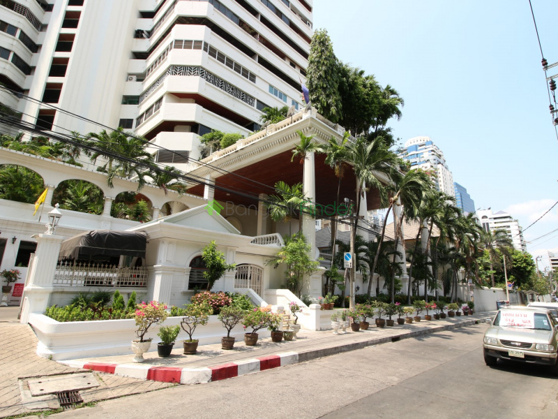 Inter Tower at Sukhumvit 11, Khlong Tan Nuea, Vadhana, Bangkok 10110. 