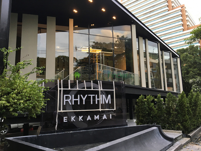 About RHYTHM Ekkamai
RHYTHM Ekkamai is a condo project developed by AP (Thailand) Public Company Limited, RHYTHM Ekkamai has 32 floors and contains 326 total units, Units range from studio to 3 bedroom. RHYTHM Ekkamai at Khlong Tan Nuea, Watthana has the following facilities: cctv, garden, parking and security. 
Local amenities include Transportation close to public transport stations of BTS Ekkamai.