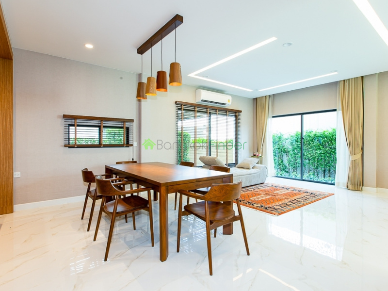 Detached house For rent at Pattanakarn Road.