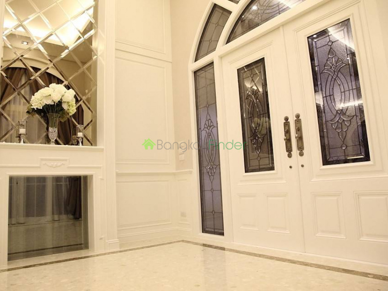 Nana, Bangkok, Thailand, 4 Bedrooms Bedrooms, ,5 BathroomsBathrooms,House,For Sale,6597