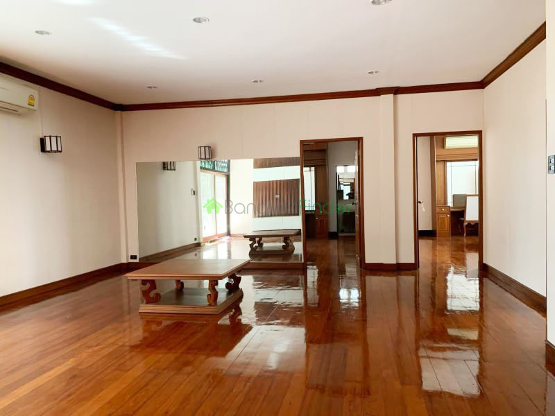 Ekamai, Bangkok, Thailand, 3 Bedrooms Bedrooms, ,4 BathroomsBathrooms,House,For Rent,6634