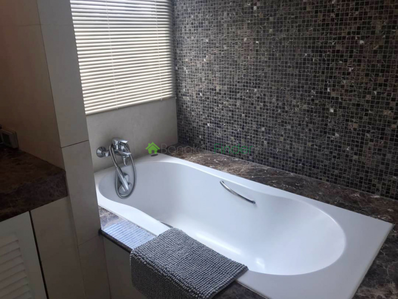 Sukhumvit-Ekamai, Ekamai, Bangkok, Thailand, 3 Bedrooms Bedrooms, ,3 BathroomsBathrooms,Condo,For Rent,Baan Ananda,Sukhumvit-Ekamai,6793