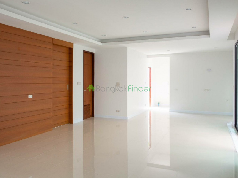 Ekamai, Bangkok, Thailand, 3 Bedrooms Bedrooms, ,4 BathroomsBathrooms,House,For Sale,6820