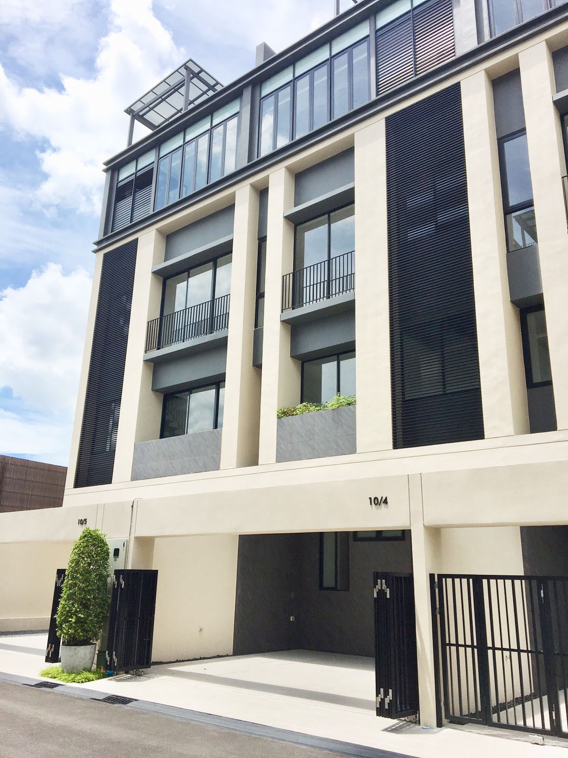 Townhouse for rent at Rama 9