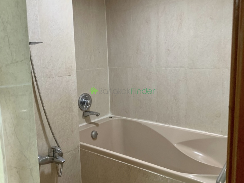 Phromphong, Bangkok, Thailand, 3 Bedrooms Bedrooms, ,2 BathroomsBathrooms,Condo,For Rent,Royal Castle,6886