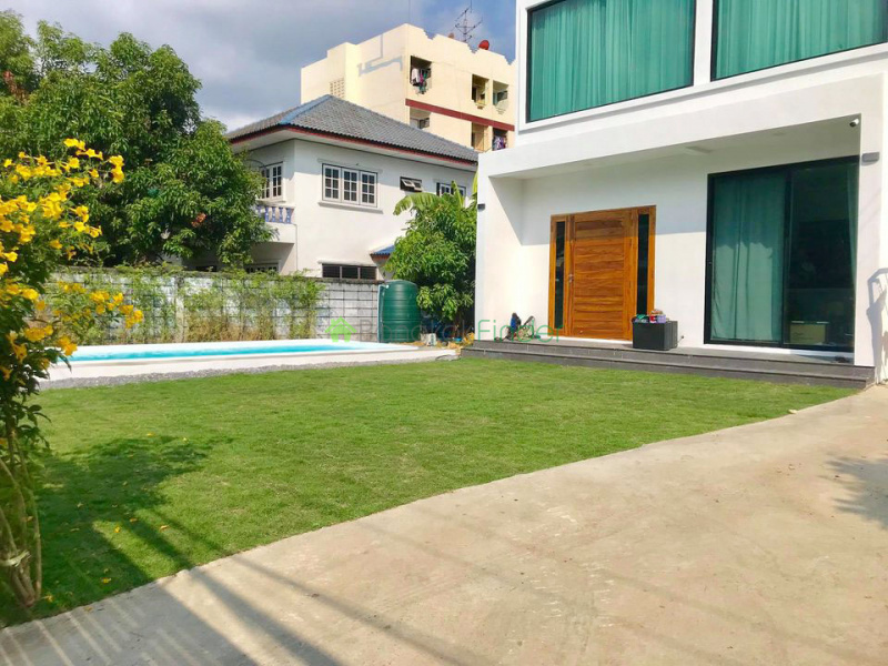 Udomsuk, Bangkok, Thailand, 5 Bedrooms Bedrooms, ,3 BathroomsBathrooms,House,For Rent,6944