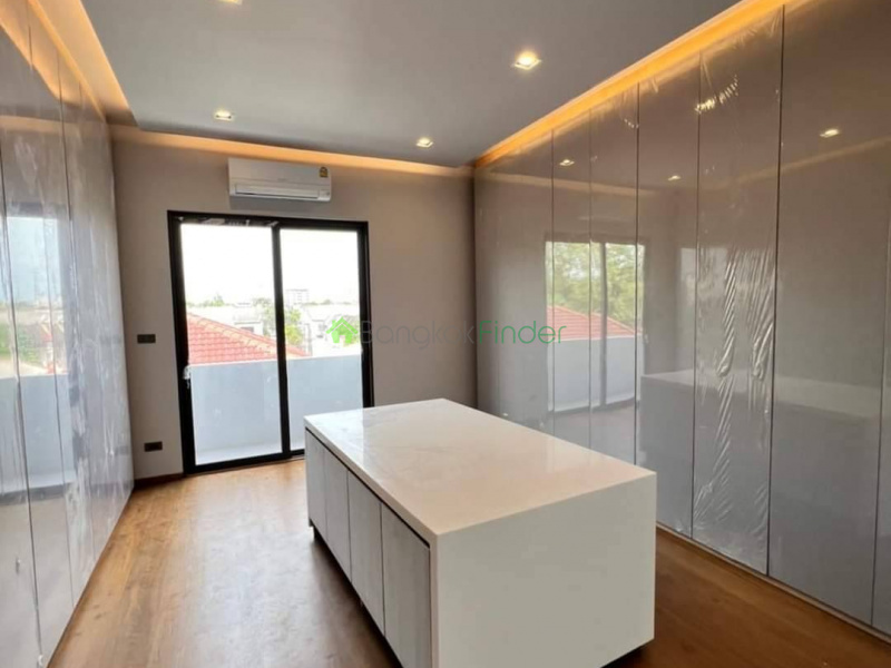 Ratchadapisek, Bangkok, Thailand, 5 Bedrooms Bedrooms, ,6 BathroomsBathrooms,House,For Sale,7330