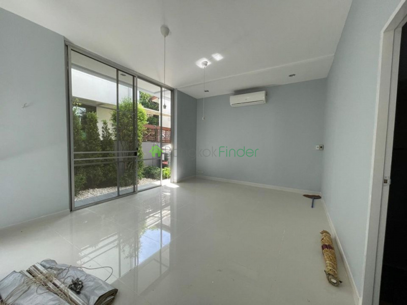 Sukhumvit-Phra Kanong, Phra Khanong, Bangkok, Thailand, 4 Bedrooms Bedrooms, ,4 BathroomsBathrooms,House,For Sale,Sukhumvit-Phra Kanong,7370