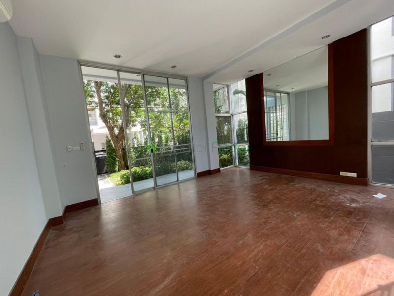 Sukhumvit-Phra Kanong, Phra Khanong, Bangkok, Thailand, 4 Bedrooms Bedrooms, ,4 BathroomsBathrooms,House,For Sale,Sukhumvit-Phra Kanong,7370