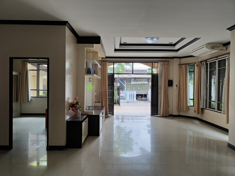 Ekamai, Bangkok, Thailand, 4 Bedrooms Bedrooms, ,4 BathroomsBathrooms,House,For Rent,7494