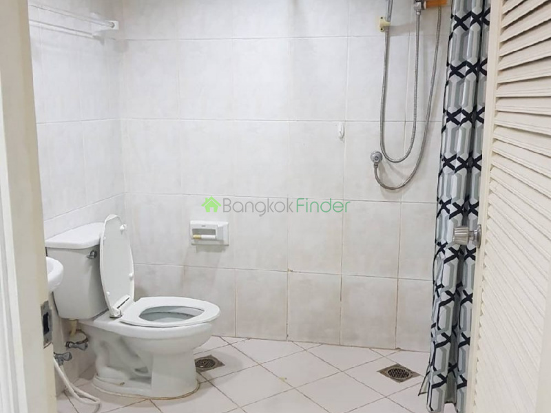 Phromphong, Bangkok, Thailand, 3 Bedrooms Bedrooms, ,3 BathroomsBathrooms,Condo,For Rent,Royal Castle,7567