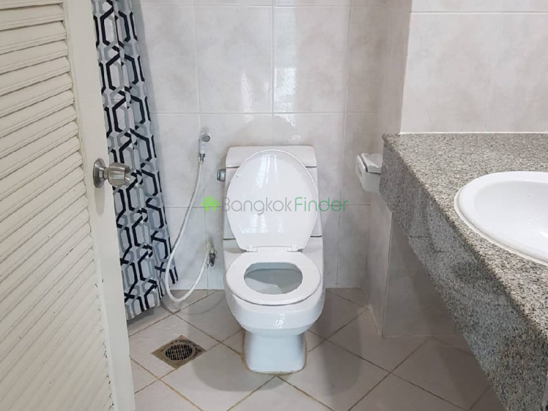 Phromphong, Bangkok, Thailand, 3 Bedrooms Bedrooms, ,3 BathroomsBathrooms,Condo,For Rent,Royal Castle,7567