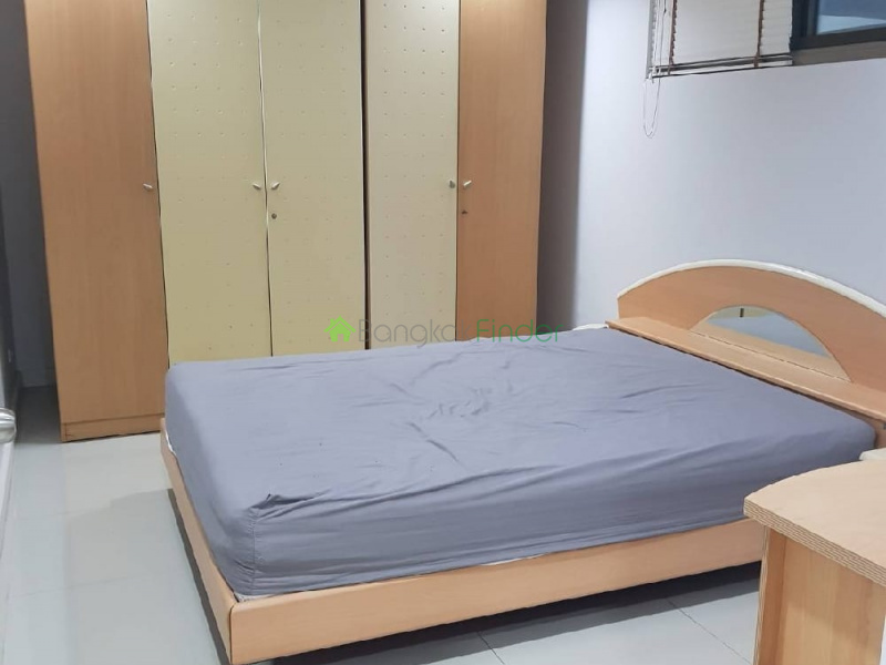Phromphong, Bangkok, Thailand, 3 Bedrooms Bedrooms, ,3 BathroomsBathrooms,Condo,For Rent,Royal Castle,7567