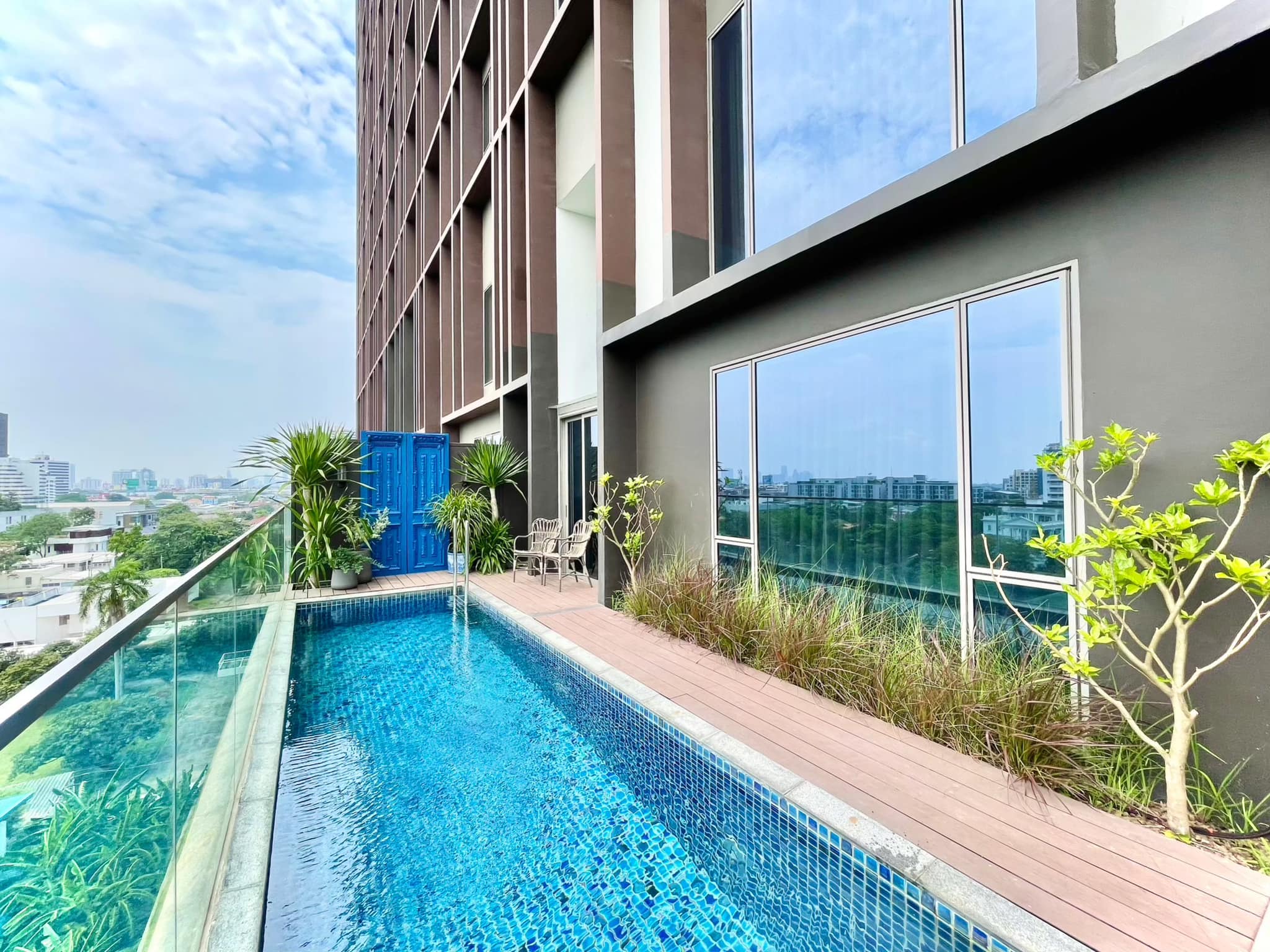 Snapshot of Dog Friendly High Rise Condos With Steam Shower And Pool