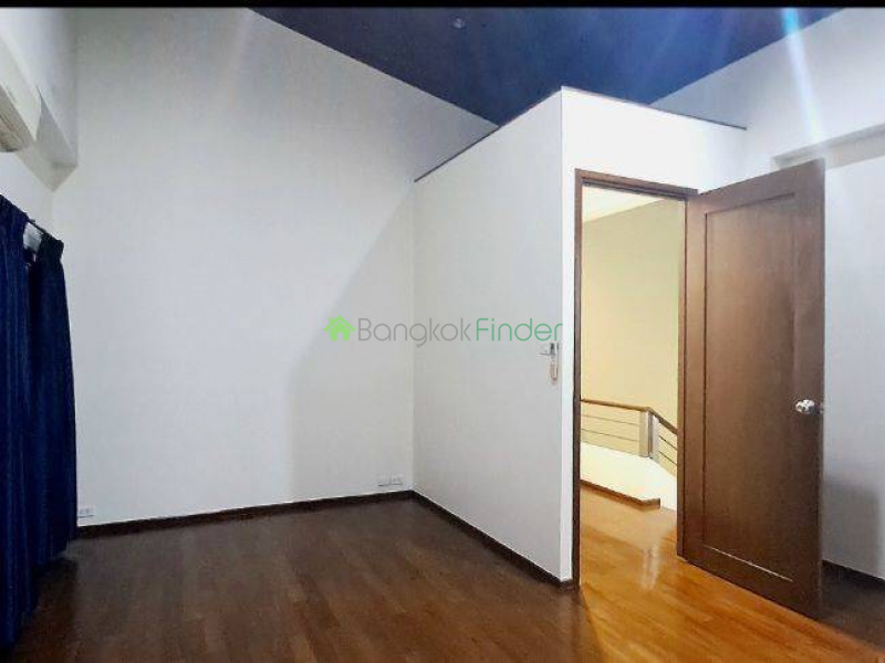 Ekkamai 10, Bangkok, Thailand, 4 Bedrooms Bedrooms, 0 ,5 BathroomsBathrooms,Town House,For Rent,7813